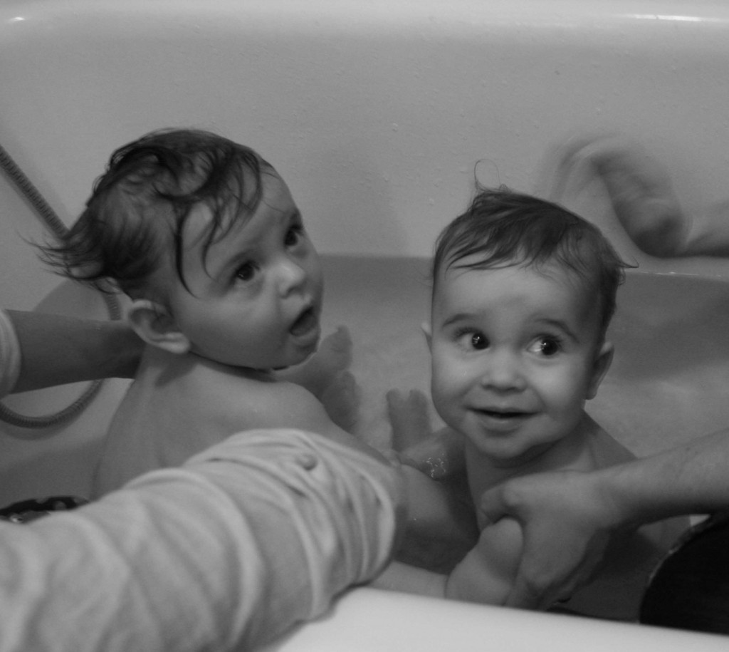 cousins dans le bain